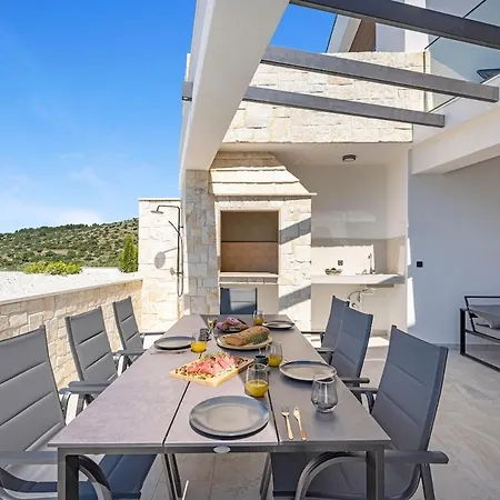 Vila Azure Irena *