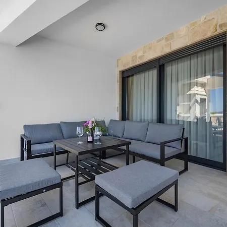 Vila Azure Irena *